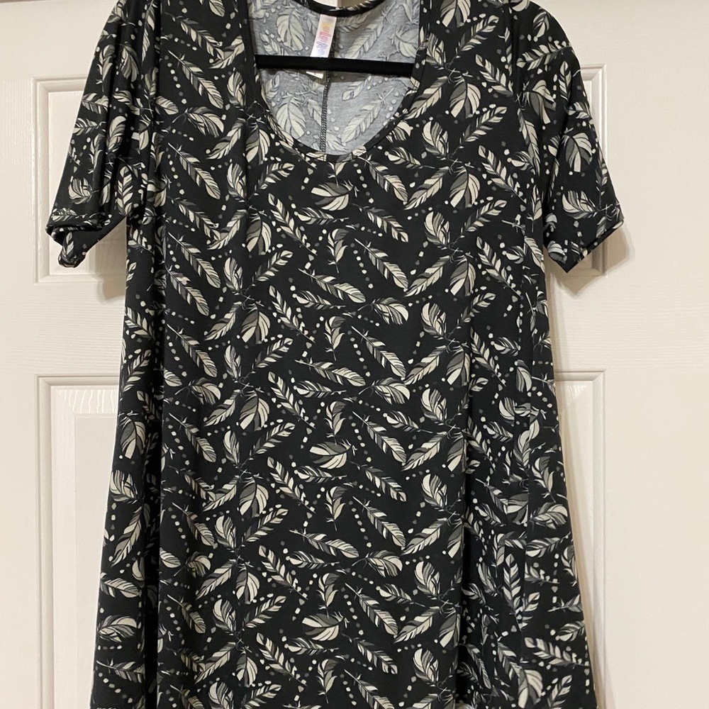 Lularoe Perfect T (swing top w/ side slits) (EUC)